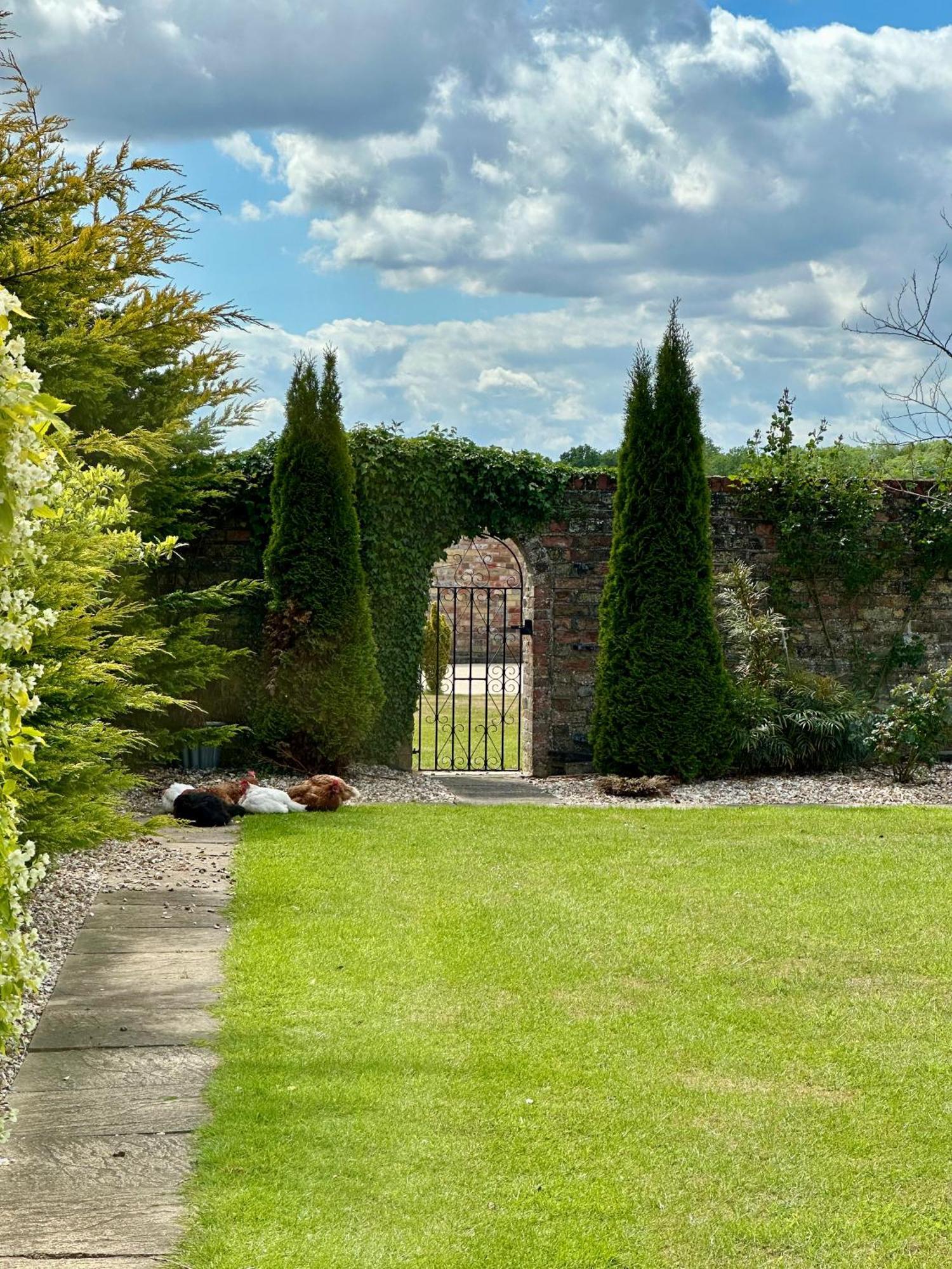 Charming Hen Cottage Countryside Retreat Lincoln Newball Exterior photo